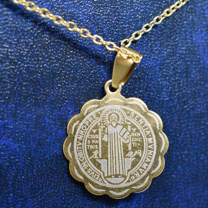 Medalla dorada De San Benito de 2.5cm con cadena - Librería y Artículos Religiosos San Judas Tadeo